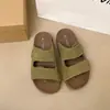 Sandálias slip-on verdes de sola grossa, modelo 2026 novo, com fecho de velcro, sandálias preguiçosas de sola macia para uso externo, sandálias slip-on de praia