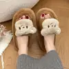Nuevas pantuflas de oso de dibujos animados de suela plana y peludas 2026, antideslizantes para uso en interiores, también se pueden usar al aire libre, pantuflas de algodón de punta abierta
