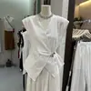 Top de alta qualidade com decote em V, temperamento versátil, sem mangas, com amarração na cintura, corte justo, design irregular, simples, novo estilo para primavera e verão