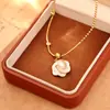 Collar de Perlas de Camelia con Concha Triturada de Venta Caliente en Tiktok, Lujo Ligero, Moda de Alta Gama, Cadena Versátil y Elegante para la Clavícula