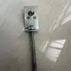 Braçadeira para tubo quadrado Suporte de braçadeira Braçadeira pendurada Braçadeira vertical para tubo quadrado Fixador de peças de suspensão para tubo quadrado Braçadeira para coluna de cimento