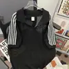 Moda Masculina de Verão Design Moderno Camisa de Tricô Vazada para Jovens, Versátil com Três Listras, Solta, Gola V, Manga Curta