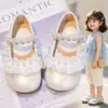 Sapatos de Couro Infantis 2026 Primavera/Outono Estilo Coreano para Meninas Crianças Pequenas Renda nas Bordas Sola Macia Sapatos de Princesa Bebê Velcro Sapatos Únicos