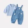 Conjunto de Macacão de Pato de Desenho Animado Novo para Primavera 2026 para Bebês e Crianças Pequenas, Roupa Elegante de Duas Peças para Meninos com Camisa e Macacão