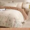 Conjunto de cama de quatro peças em flanela de leite morno Classe A para outono e inverno, flanela de coral espessa, capa de edredom com bordado bonito e conjunto de três peças de lençol