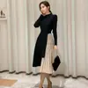 Moda Femenina Otoño/Invierno 2026: Elegante Vestido de Punto Patchwork con Cintura de Cordón y Vestido Suéter Acampanado Bloqueado por Color