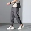 Pantalones casuales de seda helada ligeros y frescos de verano para hombre, corte holgado, talla grande, pantalones jogger de secado rápido, largo recortado
