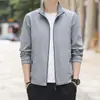 Chaqueta de Estilo Nuevo 2025 con Cuello Alto para Hombres Jóvenes y de Mediana Edad, Ropa de Montañismo de una Sola Capa Fina para Primavera y Otoño, Cortavientos Impermeable para Hombres