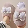 Chinelos de Algodão com Laço Femininos Outono/Inverno 2026 Novo Estilo para Casa Internos Antiderrapantes Quentes de Pelúcia Silenciosos para Mulheres