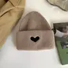 Gorro Bordado de Corazón para Mujer Otoño e Invierno, Cálido y Casual Versátil Gorro de Punto para Estudiante, Gorro de Lana Adelgazante, Versátil a la Moda
