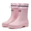 Moda Versátil Sapatos de Chuva Femininos Coreanos Impermeáveis Antiderrapantes Algodão Quente Cano Médio Galochas Sola Macia Confortável Cinto Sapatos Aquáticos