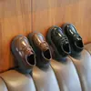 Sapatos de couro para meninas 2026 novo modelo primavera e outono, sapatos de performance pretos para meninos pequenos, sapatos de performance para meninas com solas macias