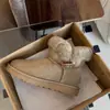 Botas de Neve 2025 Novas Botas Curtas Femininas de Inverno em Pele de Cabra com Pelo Fivela de Chifre Integrada Sapatos de Algodão Sola Grossa Antiderrapante Quente