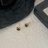 Pequeños y exquisitos aretes de botón cuadrados negros de alta gama para mujer, lujo ligero de nicho, diseño simple, aretes de alta gama para dormir sin preocupaciones