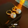 Brincos Geométricos de Pérola com Banho de Ouro Real e Pedras, Pequenos, Elegantes, Versáteis, de Luxo Leve, de Alta Qualidade, Fabricante, Atacado