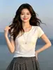 Nueva camiseta de moda de verano para mujer con panel trasero de encaje, cuello redondo, simple, favorecedora, elegante, hombro normal, top de manga corta
