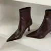 Botas de tornozelo pretas de salto agulha, um novo estilo outono/inverno para mulheres, com forro de fleece, bico fino e design elástico para um efeito emagrecedor.