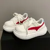 Zapatillas blancas versátiles de estilo deportivo casual coreano para verano, nuevas, de suela gruesa, transpirables, retro, para mujer, zapatos rojos para mujer