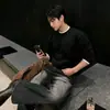 Estilo minimalista MYQ, visual de duas peças, suéter de gola redonda para homens, coleção de outono, modelagem solta, tricô color-block, estilo coreano, criando um visual sofisticado e estiloso
