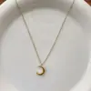 Collar retro de lujo ligero de luna tridimensional de acero de titanio para mujer, cadena para la clavícula de oro de 18 quilates, nuevo, simple, versátil, de alta calidad