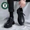Sapatos de Couro Masculinos para Negócios Primavera 2026 Estilo Britânico Jovem Estudante Sola Grossa Terno Masculino Versátil Tendência
