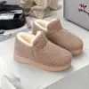 Sapatos femininos de algodão estilo Pequim antigo, forrados com lã para aquecimento, antiderrapantes, design de calçar fácil, adequados para mulheres de meia-idade e idosas, botas de neve com sola macia