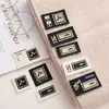 Nuevo en stock Etiqueta de Cuero Edición Gruesa Letras Inglesas Impresas Ropa Pantalones Bolsa Bufanda Sombrero Accesorios de Decoración Marca Registrada Personalizada