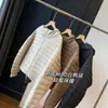 Chamarra de plumón con capucha y diseño acanalado, estilo simple Old Money, cálida y estilizada, Abrigo de plumón de pato blanco al 90% para mujer, Invierno P1029G