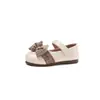 Sapatos de couro estilosos de cor sólida para meninas, nova coleção primavera/outono 2026, com um design xadrez fofo e um laço, perfeitos para os pequenos