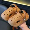 Chinelos infantis de EVA, tamancos antiderrapantes para interior, design fofo de urso para meninos e meninas, bico fechado, adequados para uso externo, sandálias para pais e filhos