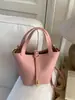 Bolso Cesta con Patrón de Lichi 2024 Nuevo de Moda Simple Casual Bolso de Hombro Cruzado Bolso de Mano Coreano de Nicho Bolso Cubo