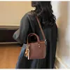 2025 Nuevo Diseño de Nicho Moda Retro Simple Bolso de Hombro para Mujer Moda Otoñal Bolso Cruzado de Mano Tipo Cubo