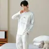 Algodón PuroHombres Manga Larga Otoño Nuevo Pijama Estampado de Dibujos Animados Cuello Redondo Corte Holgado Conjunto para Estar en Casa