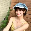 Gorra octogonal de mezclilla estilo vintage para mujer, con adornos de encaje y botones, linda y favorecedora para el rostro, con un aspecto suave y desgastado.