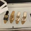 Primeiro Encontro com os Novos Sandálias Slip-On de Salto Grosso Estilo Francês da Temporada, Sapatos de Fada para Uso ao Ar Livre, Novo Modelo de Verão 2026, Perfeitos para Combinar com Vestidos