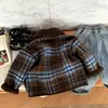 Ropa Exterior de Lana a Cuadros para Niños con Forro de Felpa y Engrosada Otoño e Invierno 2025 Nuevo Estilo Tops de Lana para Niños Pequeños y Medianos y Bebés Niñas