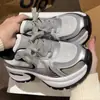 Zhao Lusi com sapatos Torre 2025 novo outono Joker sola grossa aumentadas explosões tênis casual tênis da moda