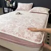 Lençol de baixo com elástico de veludo de leite espessado e bordado, peça única, colcha de fleece de coral forrada com fleece para o inverno, protetor de colchão de pelúcia, conjunto de três peças