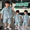 Conjunto de Verano de Mezclilla para Niños 2026 Nueva Camisa Elegante de Manga Corta y Pantalones Cortos Conjunto de Dos Piezas Moderno Genial Estilo Ropa de Trabajo para Niños