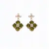 Elegância Antiga Flor de Quatro Folhas! Ouro Café Zircônia Flor Pérola Brincos Estilo Corte Retrô Brincos de Tarraxa Nicho Sensação de Alto Padrão Joia para Orelha
