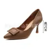 Sapatos com Fivela Quadrada 775-82 Salto Agulha Bico Fino Novo 2024 Feminino Confortáveis para os Pés Sapatos de Salto Alto Profissionais para o Trabalho