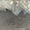 Fivela de Ferradura V Ouro Mini Totalmente Diamantado Fred Corrente de Corda Torcida CNC Precisão 18K Ouro Rosa Pulseira para Mulheres Versátil