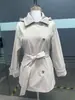 Cortavientos transfronterizo para mujer, adecuado para personas petite, multicolor, diseño con capucha, cintura con cordón, no acorta la figura, en stock