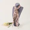 Bufanda de gasa con forma de diamante para mujer, estilo coreano, estampado a cuadros, bufanda larga para el cuello con hebilla de bufanda de flor de rosa tridimensional, cinta elegante