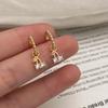 Pendientes de alta gama con nicho de oro real chapados en cobre y una combinación compacta de amor, de estilo europeo y americano, que combinan con todo.