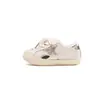 Tenis para niños, colección otoño 2026, diseño moderno de punta de concha, zapatos casuales para niñas pequeñas, suela suave, antideslizantes y zapatos de una sola pieza para niños pequeños