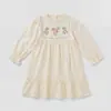 Coleção Outono 2026 Roupas Infantis Bordado Floral Francês Vestido para Meninas Gola Redonda Vestido em Camadas Manga Longa Vestido Princesa Infantil Algodão