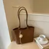 Bolso tote de patrón tejido cruzado para mujer, nuevo otoño 2026, sensación de lujo ligero de nicho de alta gama, bolso grande de un solo hombro para ir al trabajo
