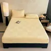Sábana Bajera Ajustada de Felpa de Leche Engrosada Pieza Única Cubierta de Cama Totalmente Cerrada de Felpa Coral Tallada Cubierta de Cama Tatami Juego de Tres Piezas Venta al Por Mayor de Comercio Exterior