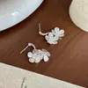 Pendientes de Flor Metálica Aguja de Plata, Moda Retro Francesa, Versátiles para el Trabajo, Pendientes de Borla Simples y de Alta Gama, Electrochapados
